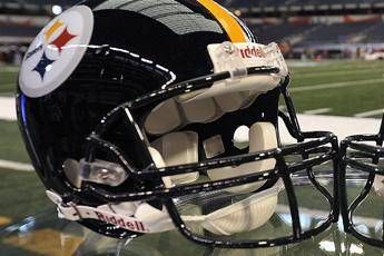 Gli sfila il casco e lo colpisce in testa, follia in Nfl Gli sfila il casco e lo colpisce in testa, follia in Nfl