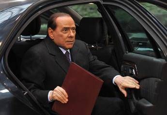 Berlusconi si rompe il malleolo scendendo dall'auto Berlusconi si rompe il malleolo scendendo dall'auto