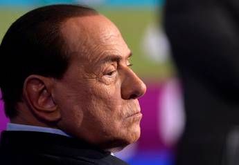 Caso escort, testimone: Dopo cene a casa Berlusconi c'erano buste con soldi Caso escort, testimone: Dopo cene a casa Berlusconi c'erano buste con soldi