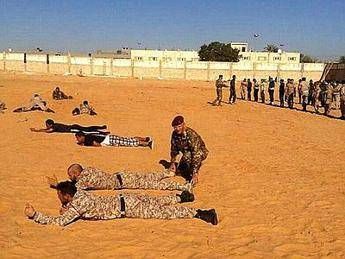 Libia: paracadutisti di Bengasi si uniscono a ex generale Haftar Libia: paracadutisti di Bengasi si uniscono a ex generale Haftar