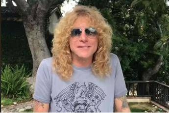 Steven Adler dei Guns N' Roses si è pugnalato Steven Adler dei Guns N' Roses si è pugnalato