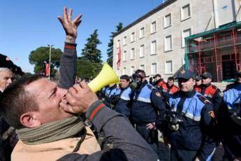 Albania, si dimettono i deputati del Partito democratico Albania, si dimettono i deputati del Partito democratico