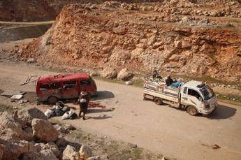 Siria, raid fa strage di civili: uccisi anche 3 bambini Siria, raid fa strage di civili: uccisi anche 3 bambini