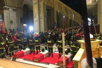 Alessandria, l'ultimo saluto ai 3 vigili del fuoco Alessandria, l'ultimo saluto ai 3 vigili del fuoco