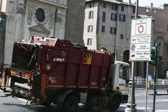 Rifiuti Roma, rapporto Ama: un netturbino su tre è 'inidoneo' Rifiuti Roma, rapporto Ama: un netturbino su tre è 'inidoneo'