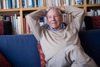 Addio allo scrittore israeliano Amos Oz Addio allo scrittore israeliano Amos Oz