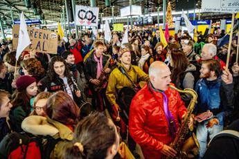 Clima, attivisti tentano di occupare l'aeroporto di Amsterdam Clima, attivisti tentano di occupare l'aeroporto di Amsterdam