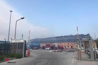 Ancona, ancora attivi residui focolai nei capannoni Ancona, ancora attivi residui focolai nei capannoni