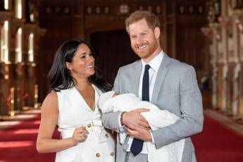 Battesimo privato per Archie. Harry e Meghan deludono i fan