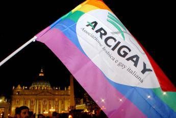 Arcigay Napoli: Don Patriciello condanni odio contro Lgbt, non noi Arcigay Napoli: Don Patriciello condanni odio contro Lgbt, non noi