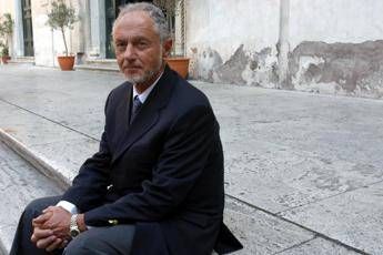 Fernando Aiuti, l'immunologo che con un bacio sfidò stigma Aids Fernando Aiuti, l'immunologo che con un bacio sfidò stigma Aids