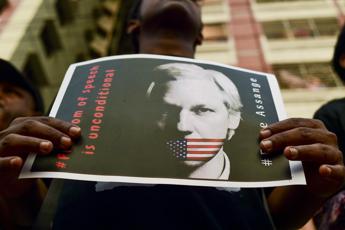 Grazia Trump ad Assange? Una bugia totale
