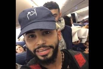 Cacciato dall'aereo perché parlavo arabo, la denuncia su Twitter /Video Cacciato dall'aereo perché parlavo arabo, la denuncia su Twitter /Video
