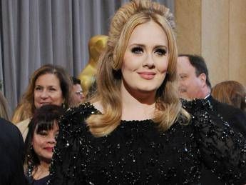 Adele batte Taylor Swift, il video di 'Hello' è il più visto di sempre in 24 ore /Guarda Adele batte Taylor Swift, il video di 'Hello' è il più visto di sempre in 24 ore /Guarda