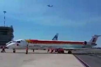 Fiumicino, aereo 'spinto' a mano sulla pista /Video Fiumicino, aereo 'spinto' a mano sulla pista /Video