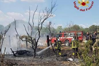 Aereo da turismo precipita e si incendia a Cassano Jonio, due i morti Aereo da turismo precipita e si incendia a Cassano Jonio, due i morti