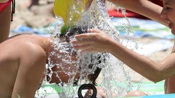 A una spiaggia in Tanzania 145.ma bandiera verde pediatri A una spiaggia in Tanzania 145.ma bandiera verde pediatri