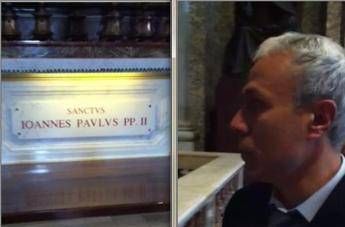 Wojtyla, quando Ali Agca portò i fiori sulla tomba di Giovanni Paolo II Wojtyla, quando Ali Agca portò i fiori sulla tomba di Giovanni Paolo II