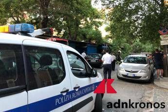 Roma, albero crolla su auto Roma, albero crolla su auto