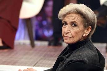 GfVip, malore per Barbara Alberti. Abbandona la Casa (per ora) GfVip, malore per Barbara Alberti. Abbandona la Casa (per ora)