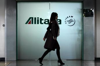 Alitalia, siglato accordo per cigs piloti e assistenti di volo