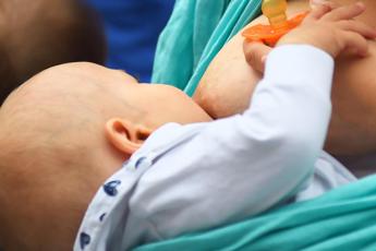 Coronavirus, Oms: Madri positive continuino ad allattare