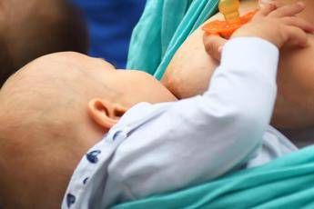 Coronavirus, Oms: Madri positive continuino ad allattare Coronavirus, Oms: Madri positive continuino ad allattare