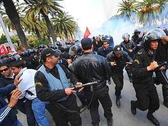 Tunisia: governo taglia sussidi, benzina rincara del 6,3% Tunisia: governo taglia sussidi, benzina rincara del 6,3%