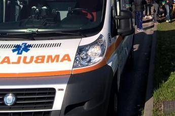 Prendono auto genitori e si schiantano contro albero