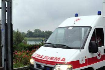 Bus con bimbi esce di strada nel Milanese