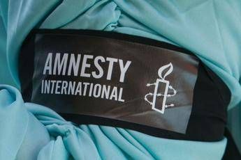 Amnesty: Facebook e Google minacciano diritti umani Amnesty: Facebook e Google minacciano diritti umani