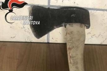 Ferisce passante con ascia e si avventa sui carabinieri/Video Ferisce passante con ascia e si avventa sui carabinieri/Video