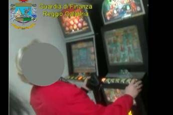 Alle slot o a fare spese, misure cautelari per 13 assenteisti Alle slot o a fare spese, misure cautelari per 13 assenteisti