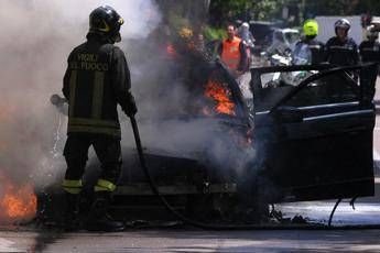 Roma, auto a fuoco in via del Tritone Roma, auto a fuoco in via del Tritone