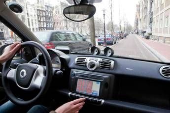 Auto 'miniera' di batteri e germi, 50% mangia e non pulisce Auto 'miniera' di batteri e germi, 50% mangia e non pulisce