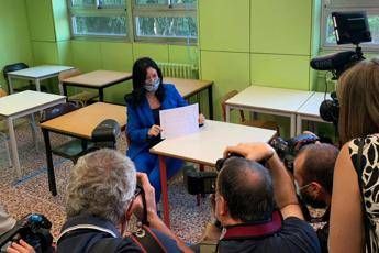 Banchi scuola, opposizione contro Azzolina: Bando flop Banchi scuola, opposizione contro Azzolina: Bando flop