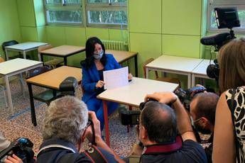 Banchi scuola, opposizione contro Azzolina: Bando flop