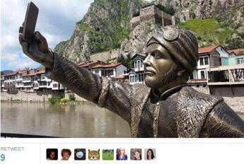 Polemiche per statua ottomana che scatta un selfie, il comune la mette sotto scorta Polemiche per statua ottomana che scatta un selfie, il comune la mette sotto scorta