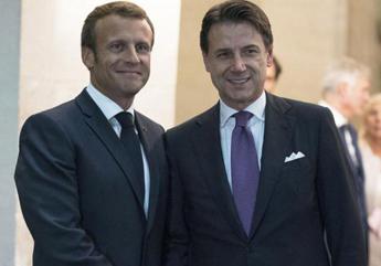 Italia-Francia, Macron a Napoli: lenzuola bianche alle finestre