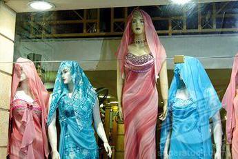 I manichini dei negozi spingono all'anoressia, 17enne lancia petizione per cambiarli