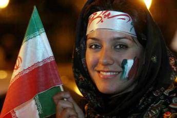 Calciatori iraniani 'ammoniti', vietati i selfie con le tifose in Australia Calciatori iraniani 'ammoniti', vietati i selfie con le tifose in Australia
