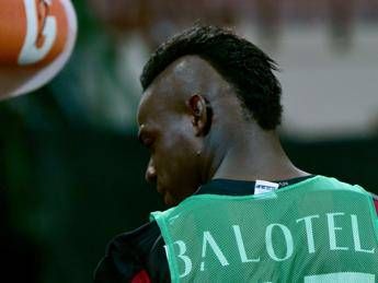 Balotelli si fa un selfie a Milanello: Finalmente torno a fare ciò che amo Balotelli si fa un selfie a Milanello: Finalmente torno a fare ciò che amo