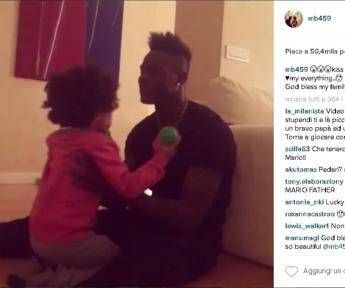 Baci affettuosi con la figlia, Balotelli commuove il web /Guarda Baci affettuosi con la figlia, Balotelli commuove il web /Guarda