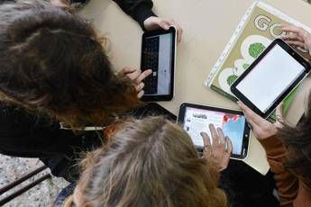 Cellulare 'baby sitter' già a 2 anni, genitori ignorano danni Cellulare 'baby sitter' già a 2 anni, genitori ignorano danni