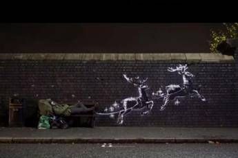 Banksy, il senzatetto diventa Babbo Natale Banksy, il senzatetto diventa Babbo Natale