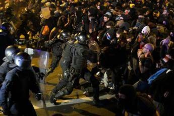 Barcellona, Mossos caricano manifestanti Barcellona, Mossos caricano manifestanti