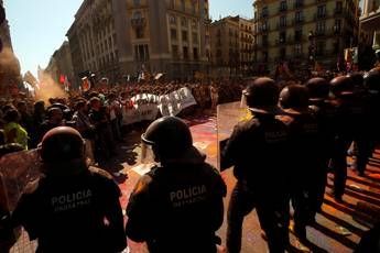Barcellona, violenti scontri tra indipendentisti e polizia Barcellona, violenti scontri tra indipendentisti e polizia