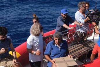 Migranti: eurodeputato Bartolo porta provviste sulla Mare Jonio Migranti: eurodeputato Bartolo porta provviste sulla Mare Jonio