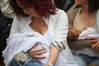 Coronavirus, mamme positive possono allattare Coronavirus, mamme positive possono allattare