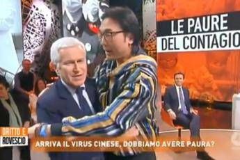 Virus Cina, Belpietro abbraccia attore cinese Virus Cina, Belpietro abbraccia attore cinese